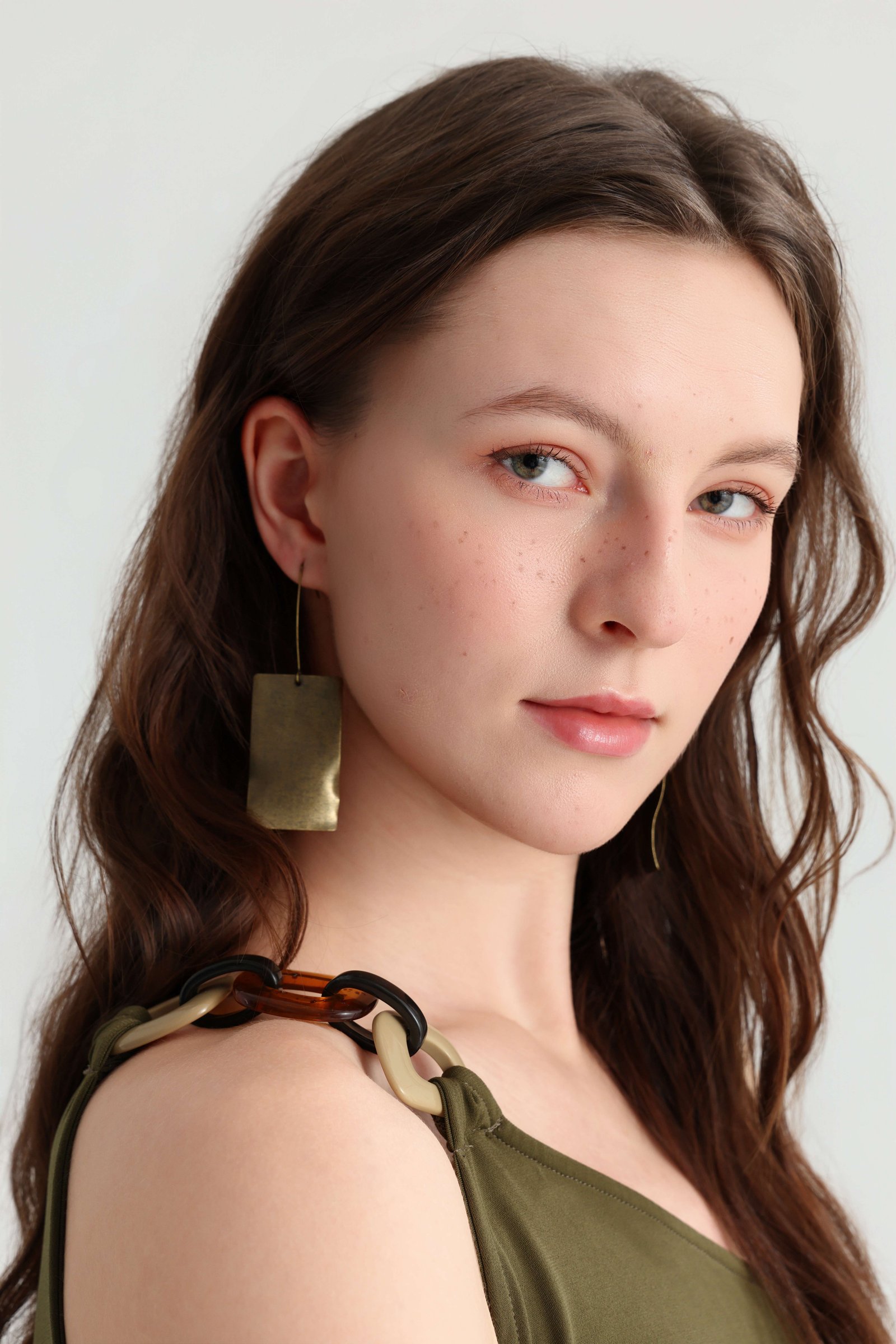 Close-up of the resin-link one-shoulder strap detail