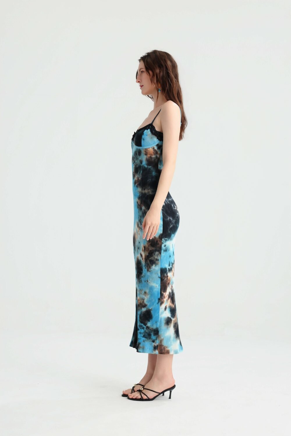 Side view of the fitted blue tie-dye midi dress